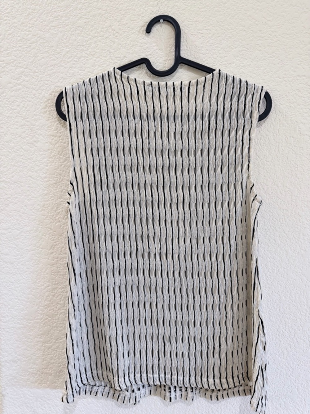 Sfera sleeveless Top in Cream and Black - Picture 2 of 4
